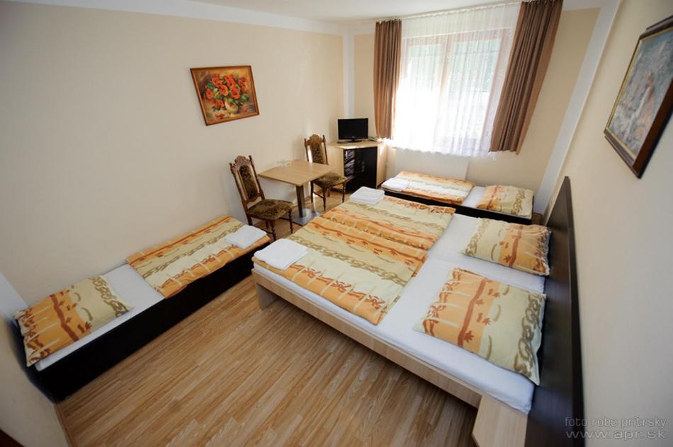 Horsky Hotel Eva Svätý Jur Dış mekan fotoğraf